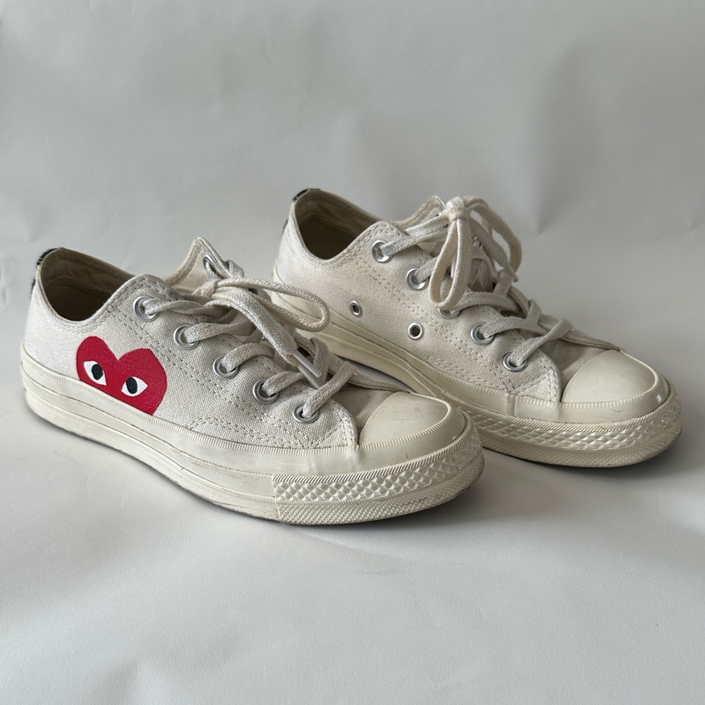 Comme des Garçons Play x Converse Low Top Sneakers!